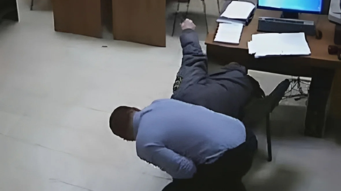 Direktorun arvad-uşağını döydü - MAAŞ DAVASI