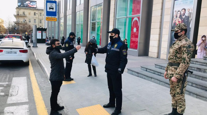 Bakıda tibbi maskalardan düzgün istifadə etməyənlər  cərimələnib  - FOTO