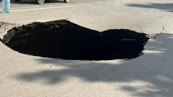 Sumqayıtda avtomobil yolu çökdü 
