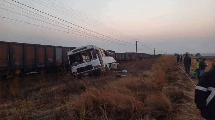 Avtobus qatarla toqquşdu:  5 ölü, 20 yaralı - FOTO 