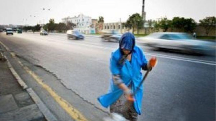 Süpürgəçi qadına əxlaqsız təkliflər edən gənclər həbs edildi 