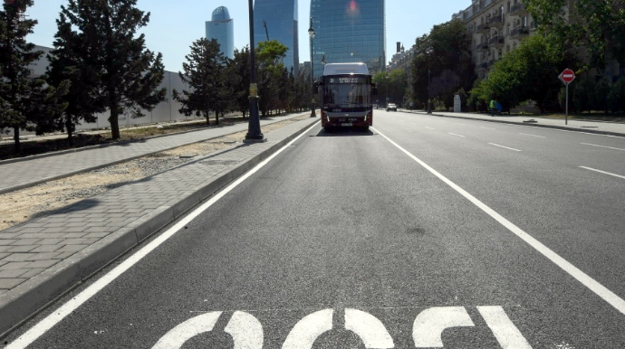 İnsanlar pavilyonsuz dayanacaqlardan narazıdırlar: "Avtobus məhəl qoymur" - VİDEO