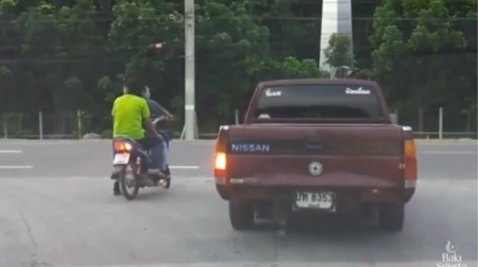 Motosiklet sürücüsü yolu keçərkən sağa baxmağı unutdu və... - VİDEO