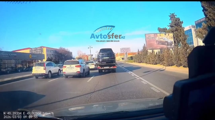 Sürücülərin diqqətinə: Önünüzdəki yüklü evakuatorlardan uzaq durun - VİDEO