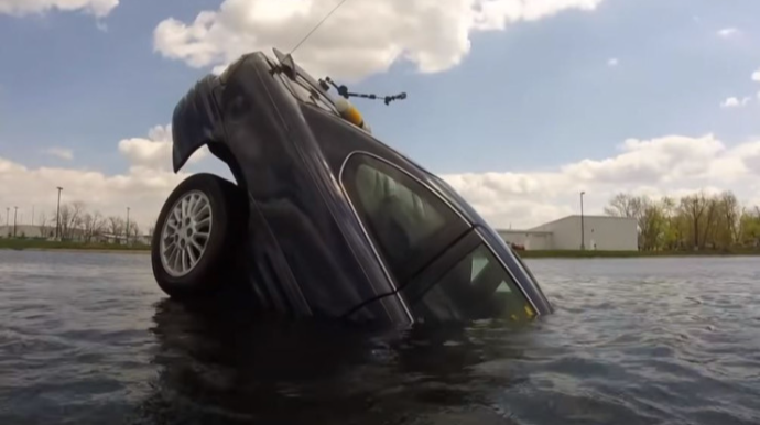 Maşın çaya düşdü, 4 prokurorun meyiti tapıldı