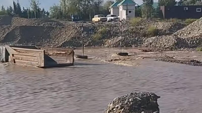Sel Ağdam və Ağcabədi kəndlərini birləşdirən yolu dağıtdı; nəqliyyat əlaqəsi kəsildi - FOTO 