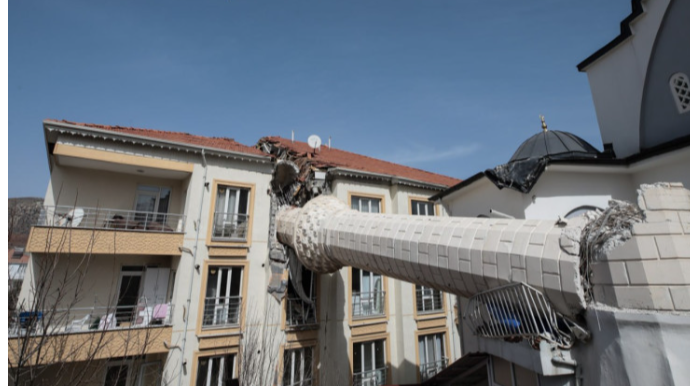 Yıxılan minarə evi ikiyə böldü  - FOTO