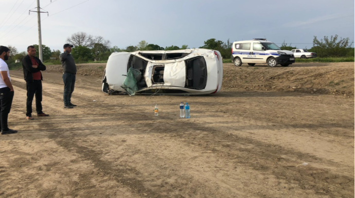 Xaçmazda minik avtomobili aşıb, yaralananlar var - FOTO 