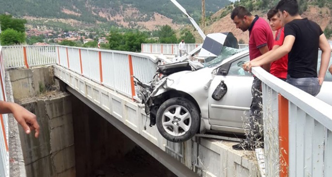 Minik avtomobili körpüdən asılı qaldı: 4 yaralı - FOTO