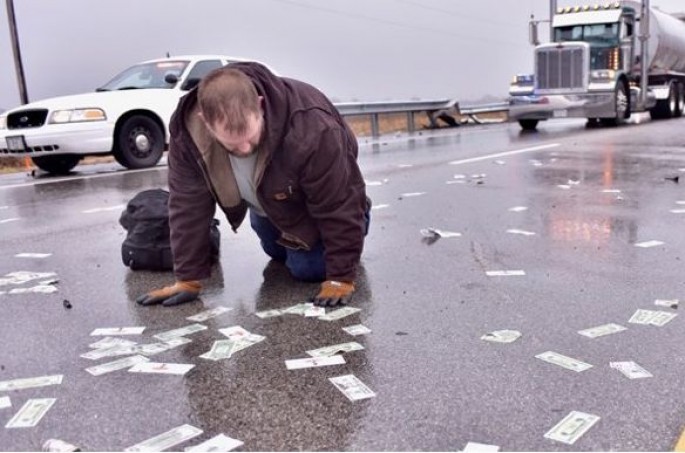 ABŞ-da “dollar yağışı” yağdı – VİDEO