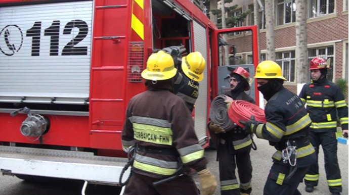 Bakıda yaşayış binasında yanğın - 5 nəfər təxliyə olundu 