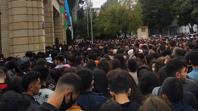 "Bugünkü tələbə izdihamı yoluxmaların artmasına səbəb olacaq" - AÇIQLAMA 