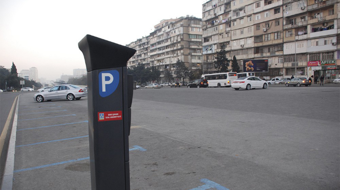 Yarmarkanın anbarında çürüyən parkomatlar... - VİDEO 