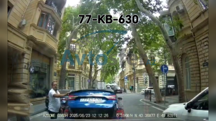 Maşını yolun ortasında saxlayıb hamını qəzəbləndirdi: "Dünya dağılır?" - VİDEO