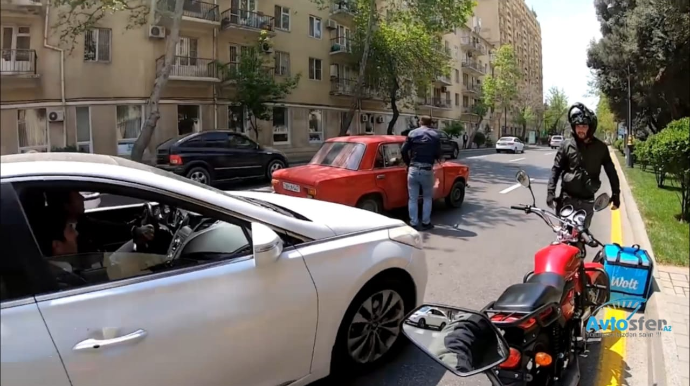 Avtomobil yolda qaldı – Görün moped sürücüləri nə etdi   - VİDEO