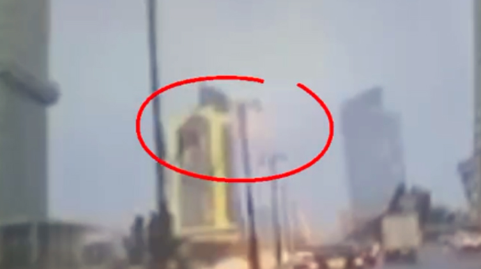 Bakıda işıq dirəyinin bir hissəsi qopdu -  Prospektdə təhlükəli anlar - VİDEO 