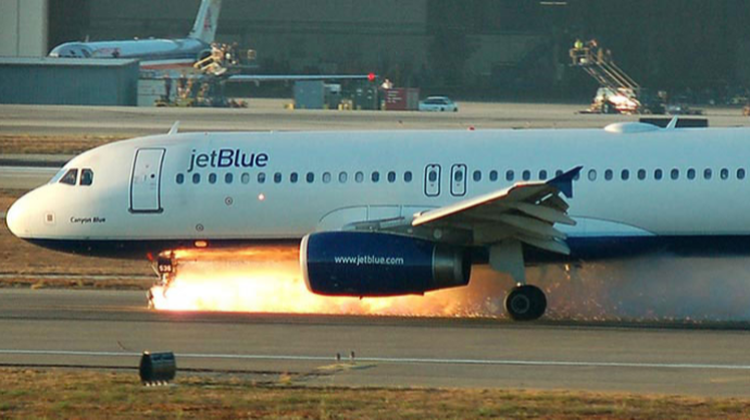 Qorxu dolu anlar! Təyyarədən alovlar çıxdı - VİDEO