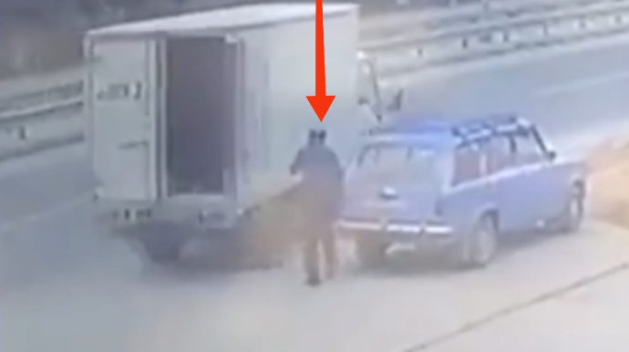 Yük maşınının qapısı açılıb sürücüyə dəydi - VİDEO