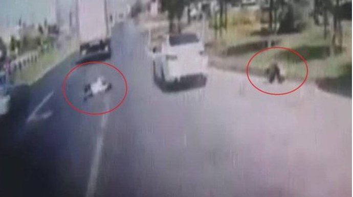 Sənədsiz sürücü şok yaşatdı  - Avtobusa minmək istəyən iki nəfəri əzib keçdi  - FOTO - VİDEO