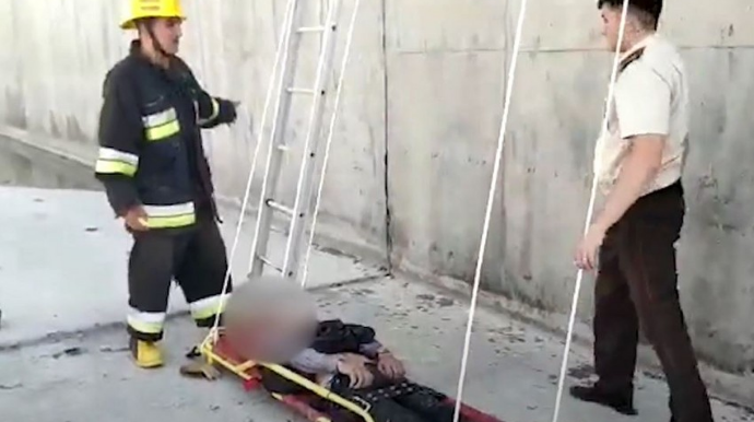 Göyçay sakini beton kanala düşüb  - VİDEO