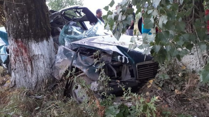 В Губе автомобиль врезался в дерево, есть погибшие  - ФОТО