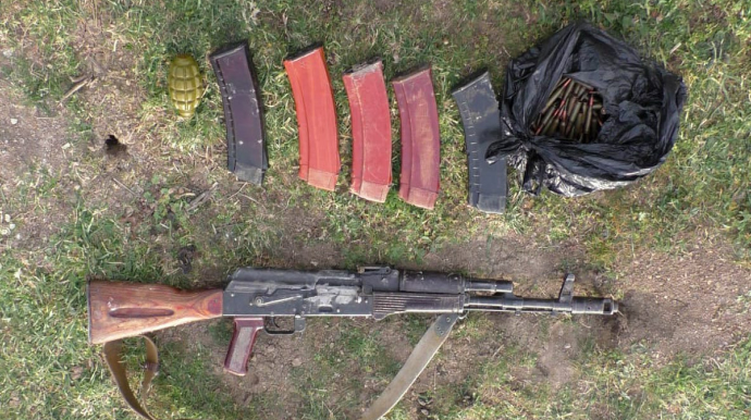 Yardımlıda qumbara və avtomat tapılıb 