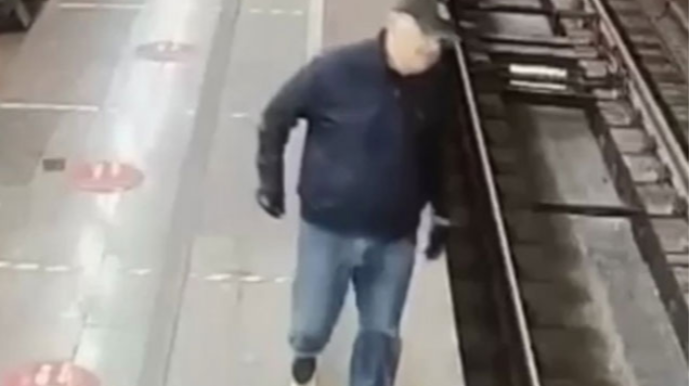 Moskvada metro qatarının altına düşüb ölən milyonçu imiş...