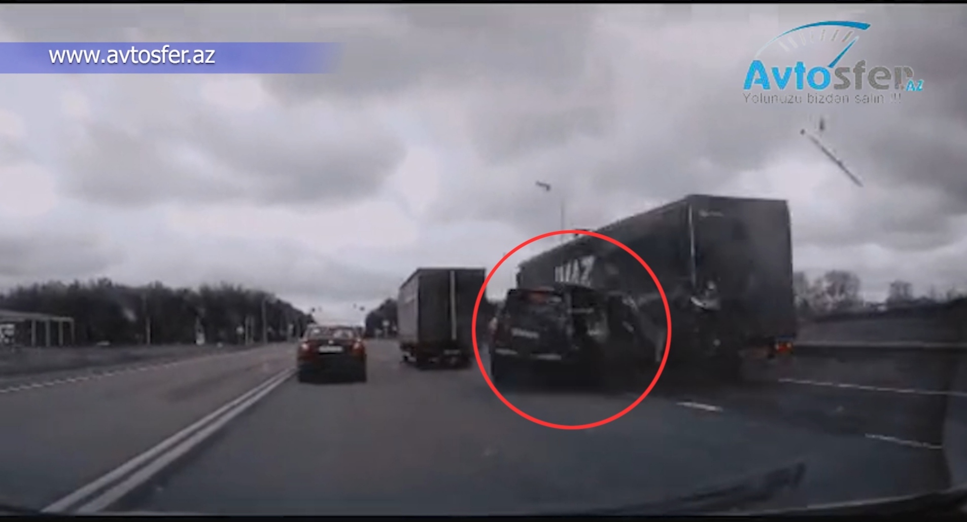 Sağdan ötmə edən sürücü dəhşətli qəzaya səbəb oldu  - VİDEO