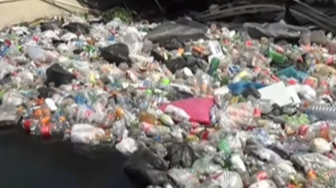 Bakıda dəhşətli mənzərə: Zibillər niyə kanala atılır? - VİDEO  