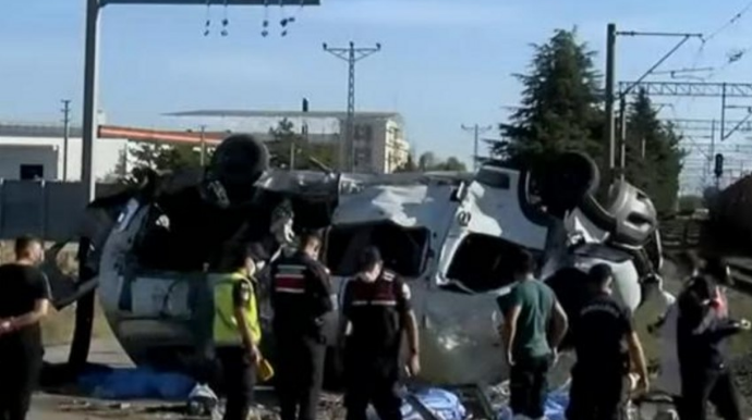 Türkiyədə qatarla mikroavtobus toqquşub, 4 nəfər həyatını itirib  - YENİLƏNİB - VİDEO