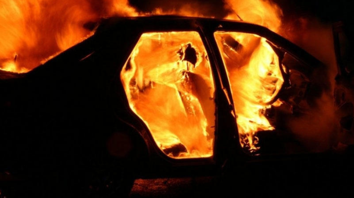 Abşeronda minik maşını yanıb