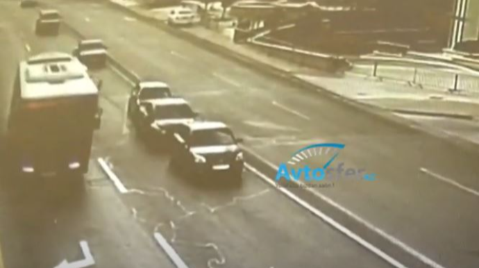 Zəncirvari qəzaya səbəb oldu, sonra da rahat çıxıb getdi - REAL VİDEO 