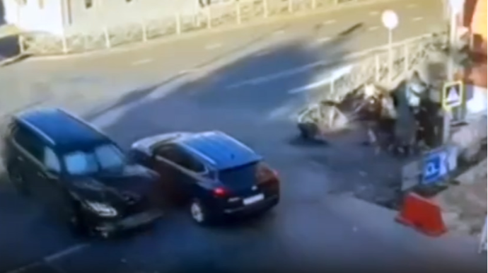 Moto sürücüsü svetoforda “Lexus”la toqquşdu; özü öldü, 3 nəfər yaralandı - VİDEO 