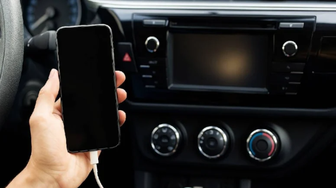 Telefonu maşının USB portuna birbaşa qoşmaq təhlükəlidir; alışma baş verər – Sürücülərə XƏBƏRDARLIQ