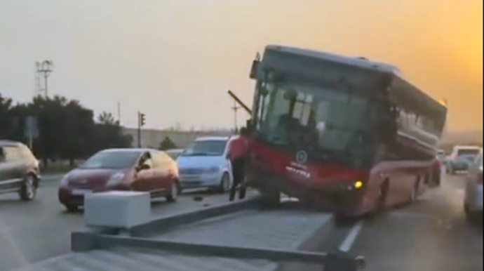 Bakıda sərnişin avtobusu işıqfora çırpılıb - VİDEO