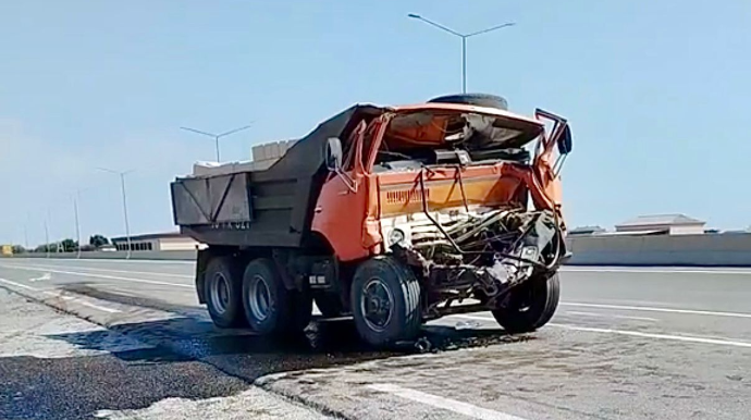 Hacıqabulda yuxulu sürücü “KamAZ”ı önündəki maşına çırpdı   - VİDEO