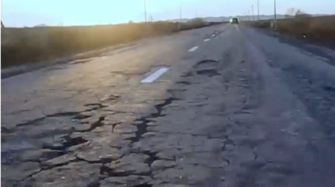 Prezident dağılmış yolda maşın sürdü: Aldadıldığını dedi    - VİDEO