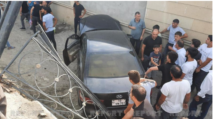 Kürdəmirdə avtomobil körpüdən aşıb, sürücü xəsarət alıb - FOTO