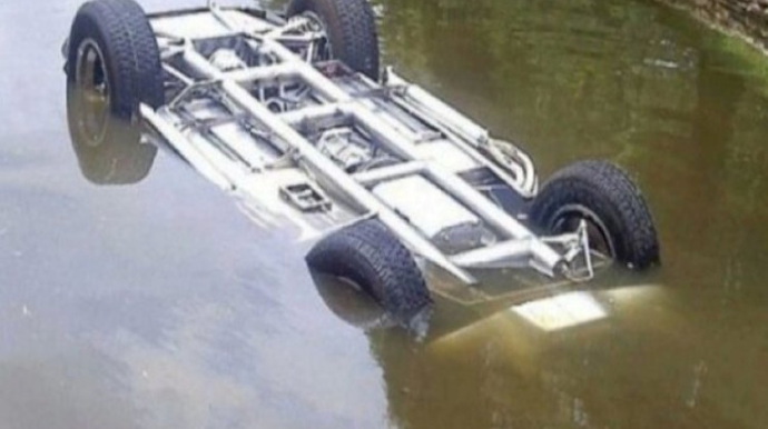 Biləsuvarda maşın çaya aşdı, şəhid atası xəsarət aldı 