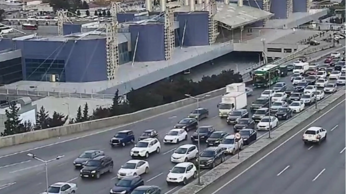 Bakının bir sıra yollarında nəqliyyatın sıxlığı yaranıb