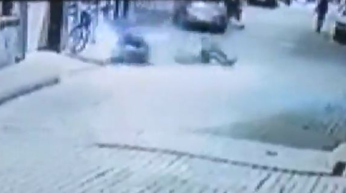 Motosilklet küçəni süpürən şəxsi belə vurdu  - VİDEO
