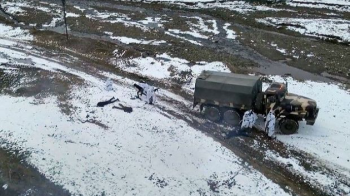 Şərti düşmənin hərbi texnikası pusquya salınıb və qruplaşma üzvləri ələ keçirilib - VİDEO 