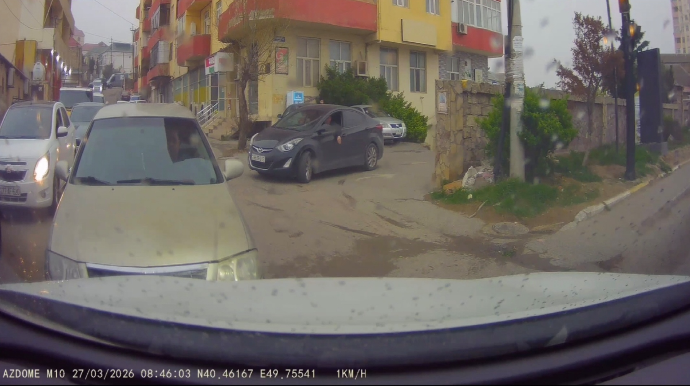 Yolu kəsən sürücü digər sürücünü borclu çıxartdı: "Mən burada durmuşdum" - VİDEO
