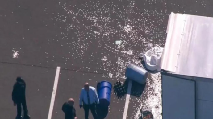 Avtoparkda dayanan maşından 100 min dollar oğurlandı 