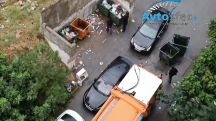 Paytaxtda sürücü avtomobili elə saxladı ki, zibil maşınına mane oldu - VİDEO 
