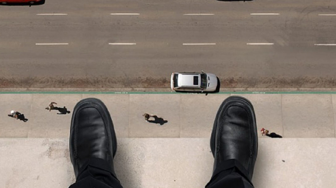 Bakıda 27 yaşlı oğlan özünü binadan atıb 