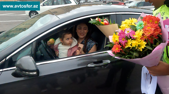 DYP Bakıda xanımları belə təbrik etdi - VİDEO