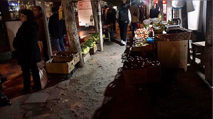 Biləcərinin “yolkəsən”i:  Səkini şəxsi obyektinə çevirib meyvə-tərəvəz satır  - FOTO