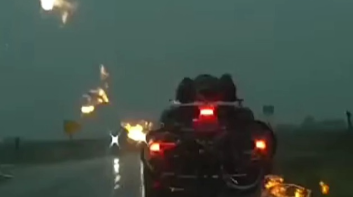 İldırım hərəkətdə olan maşını belə vurdu - ANBAAN VİDEO