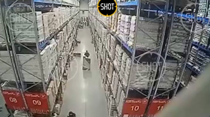 Anbarda çalışan fəhlə aşan alkoqol rəflərinin altında qaldı – ANBAAN VİDEO 